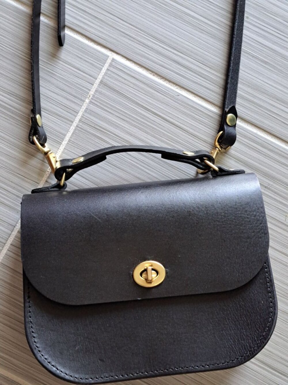 Howl + Hide Alice Crossbody Bag 2-In-1 Full Grain Leather Brass Black 8"x6"x3" - Picture 3 of 16